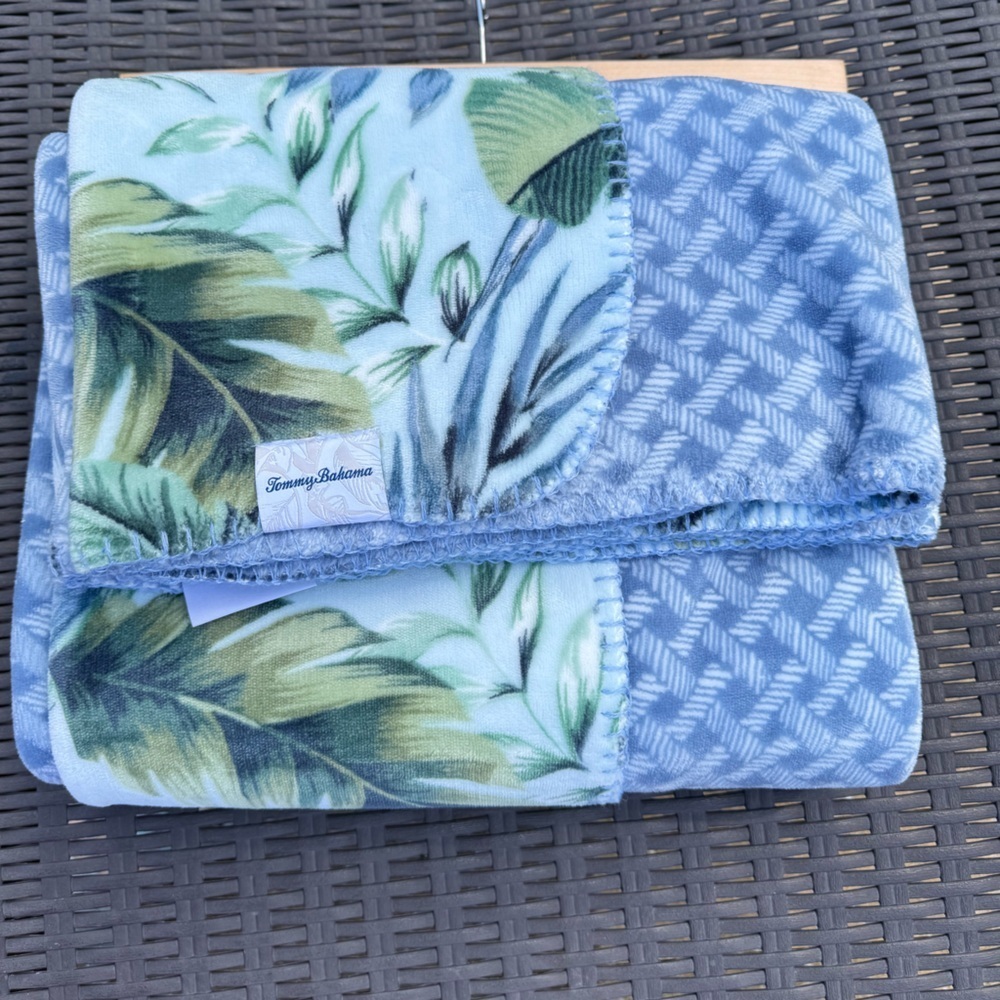 Tommy Bahama Parrot Party Coco Flannel Fleece Reversible Throw Blanket 50" x 70" - Picture 5 of 7